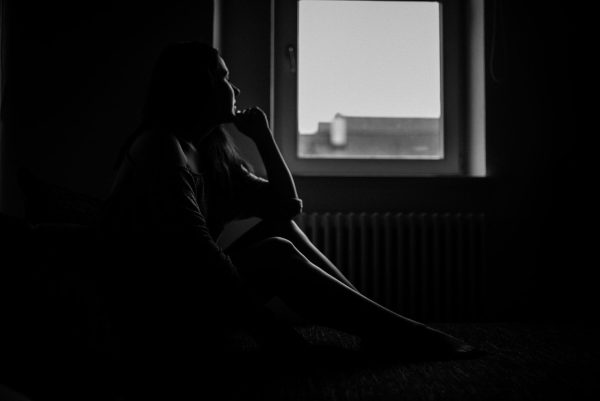 schwarz-weiß Boudoir Foto