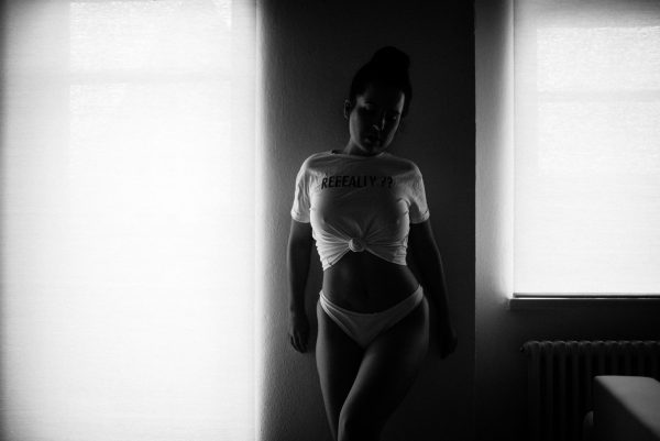 schwarz-weiß Boudoir Foto