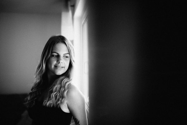 schwarz-weiß Boudoir Foto