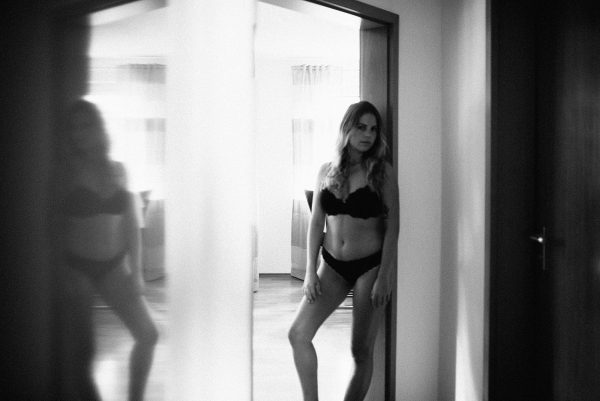 schwarz-weiß Boudoir Foto
