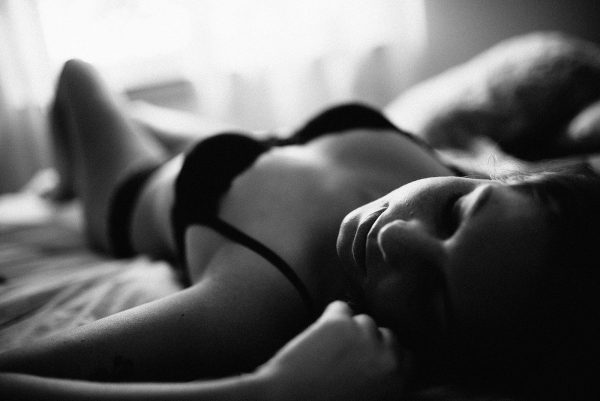 schwarz-weiß Boudoir Foto