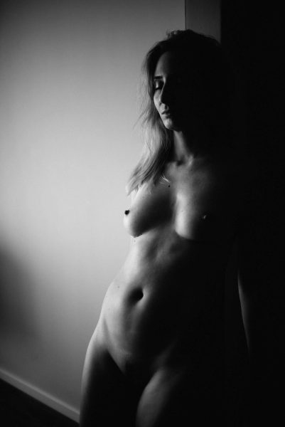 schwarz-weiß Boudoir Foto