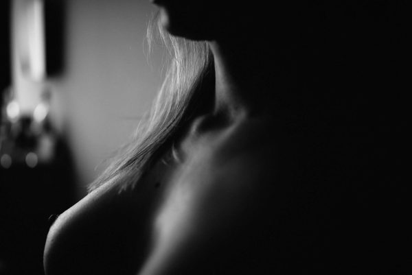 schwarz-weiß Boudoir Foto