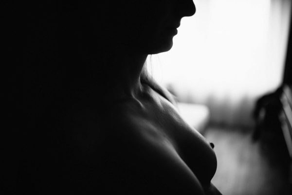 schwarz-weiß Boudoir Foto