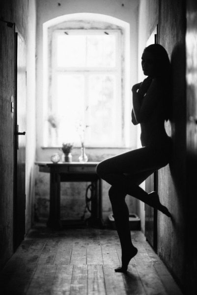 schwarz-weiß Boudoir Foto