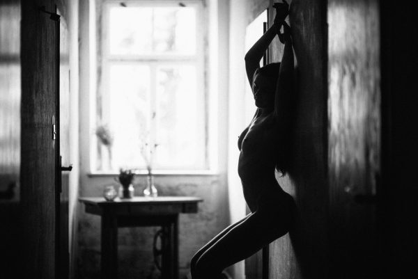 schwarz-weiß Boudoir Foto