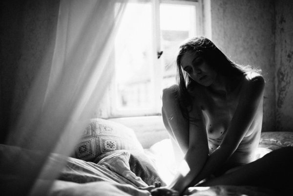 schwarz-weiß Boudoir Foto