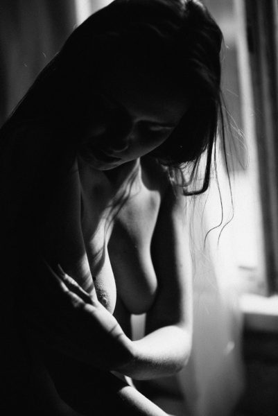 schwarz-weiß Boudoir Foto