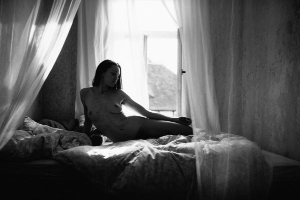 schwarz-weiß Boudoir Foto