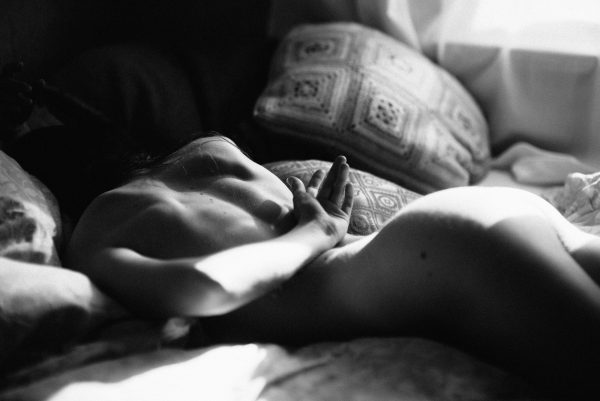 schwarz-weiß Boudoir Foto