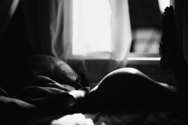 schwarz-weiß Boudoir Foto