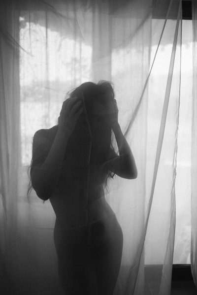 schwarz-weiß Boudoir Foto