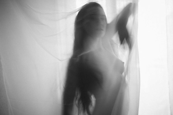 schwarz-weiß Boudoir Foto